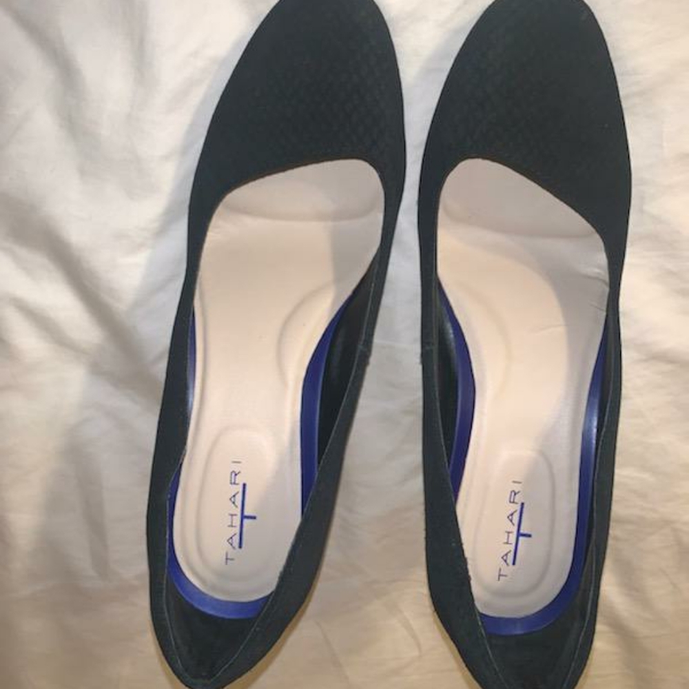 Tahari Pamela black  suede round toe block heels size 7 comfortable shoes